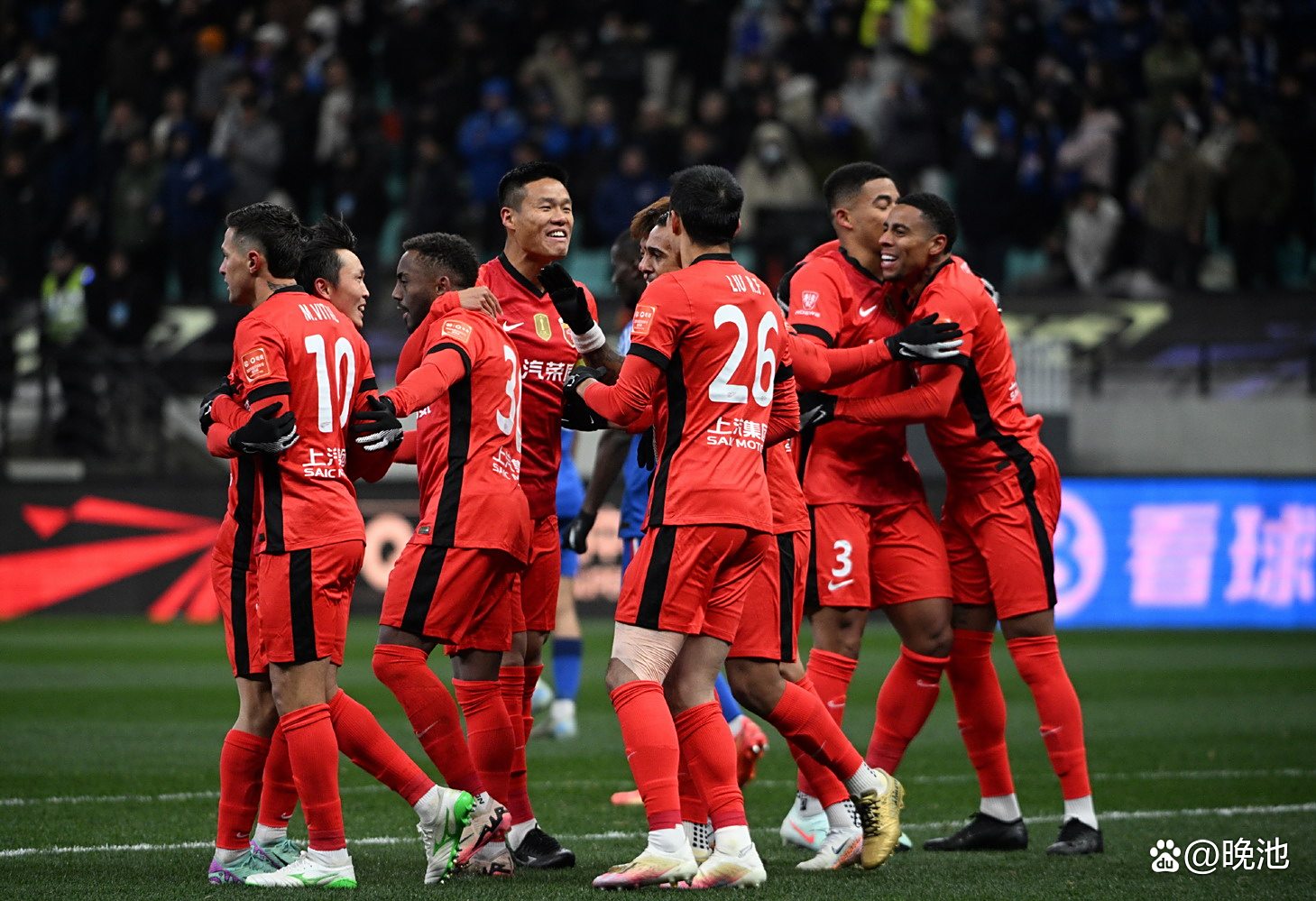 包含转会期意甲传出新动向，上海海港临场应变，管理层表态——悬念犹存，年轻球员得到机会的词条