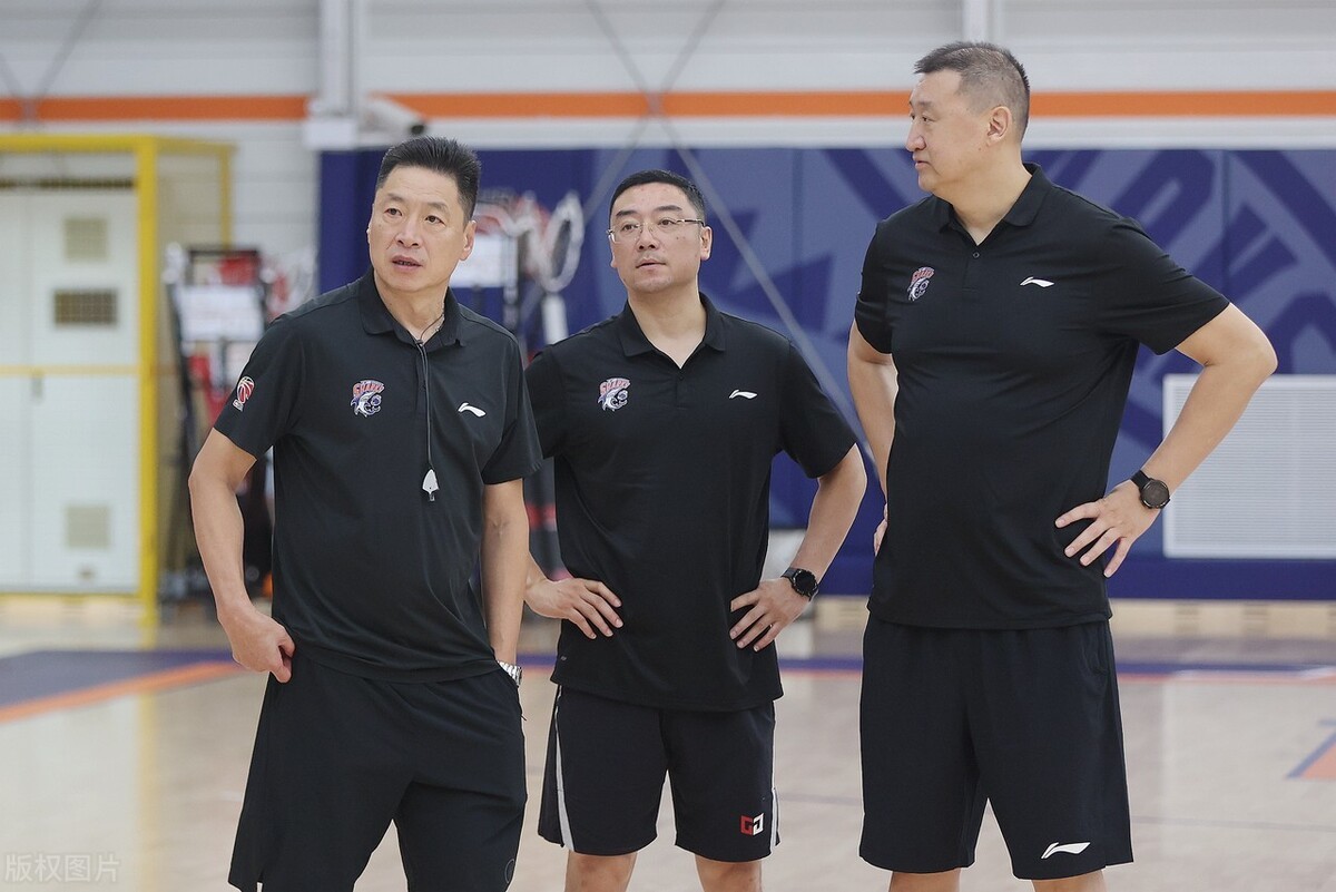 费耶诺德训练开放日；窗口期完成体检引欢呼；CBA常规赛在即；赛程密集仍需轮换(费耶诺德对罗马比分预测)